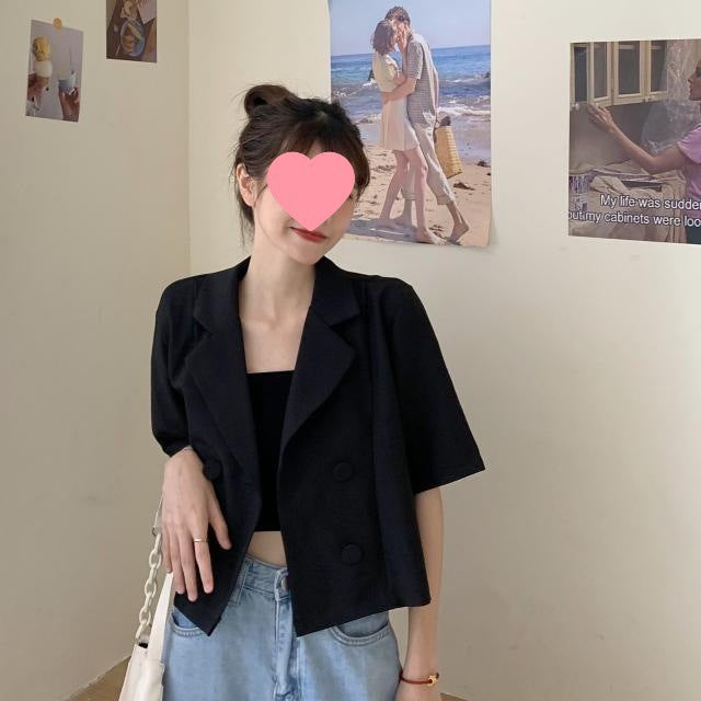 Dame kort blazer med dobbel knappestolpe og moderne snitt
