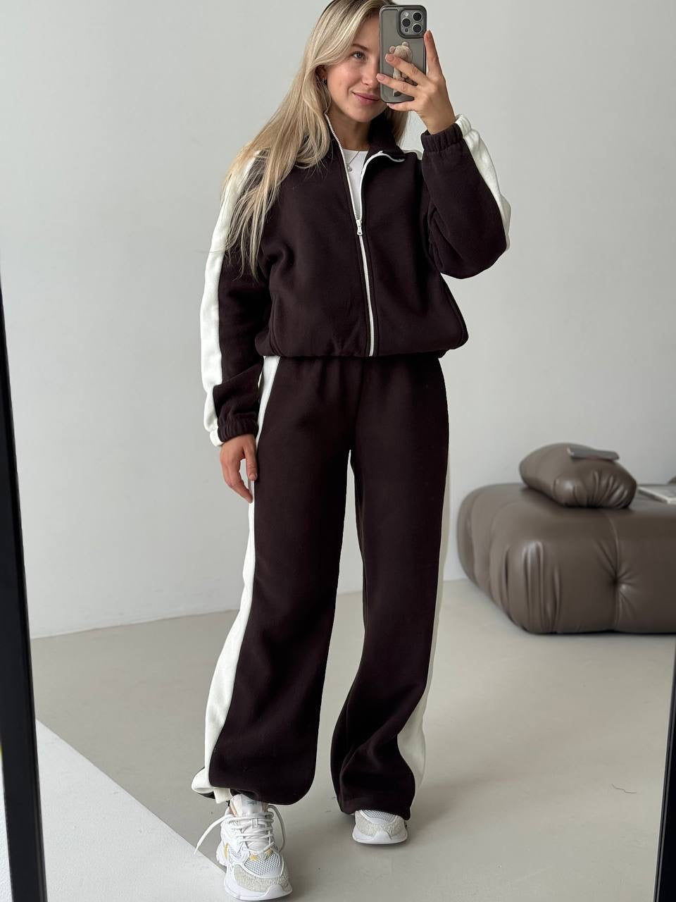 Kvinnes sporty fleece treningsoverall med høy krage og sidestriper Skjora