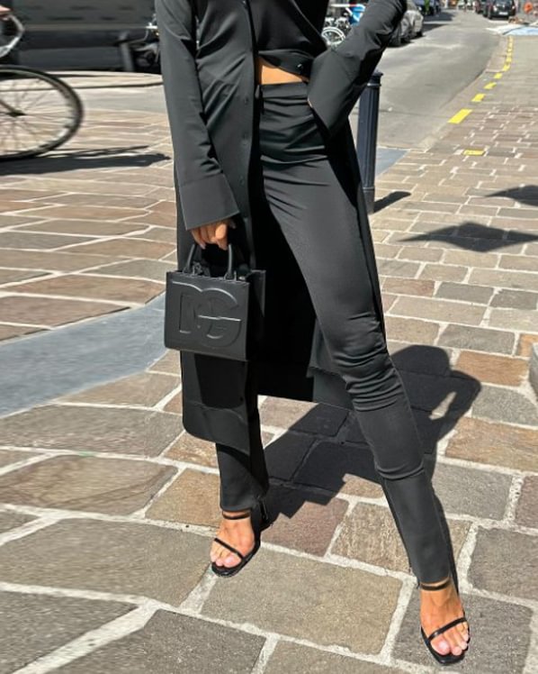 Kvinnes Elegant Blazer Outfit med Høy Hals Skjorte og Figur-Smykkende Leggings Skjora