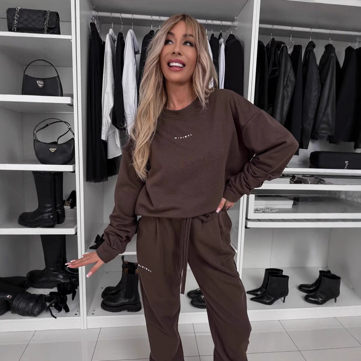 Kvinnens avslappede loungewear-sett med komfortabel hettegenser og koselige joggebukser Skjora