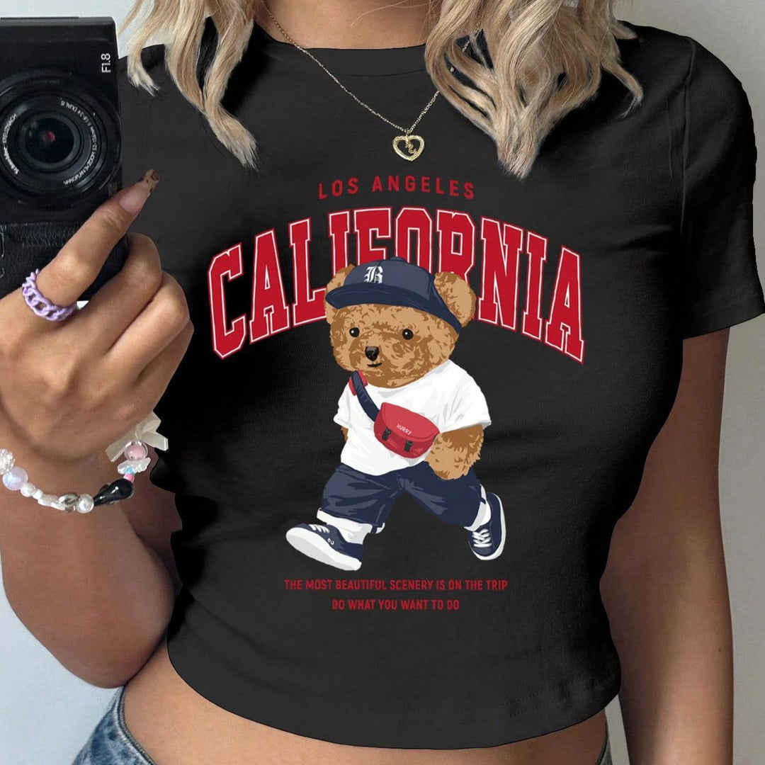 Dame Crop-T-shirt med lekent bjørnemotiv og moderne skrift Skjora