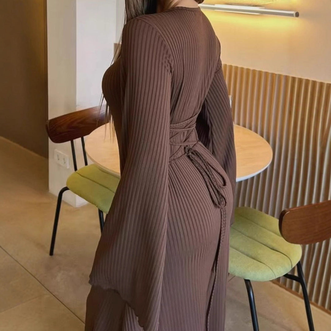 Dame maxi kjole med brede flagrende ermer og elegante detaljer Skjora