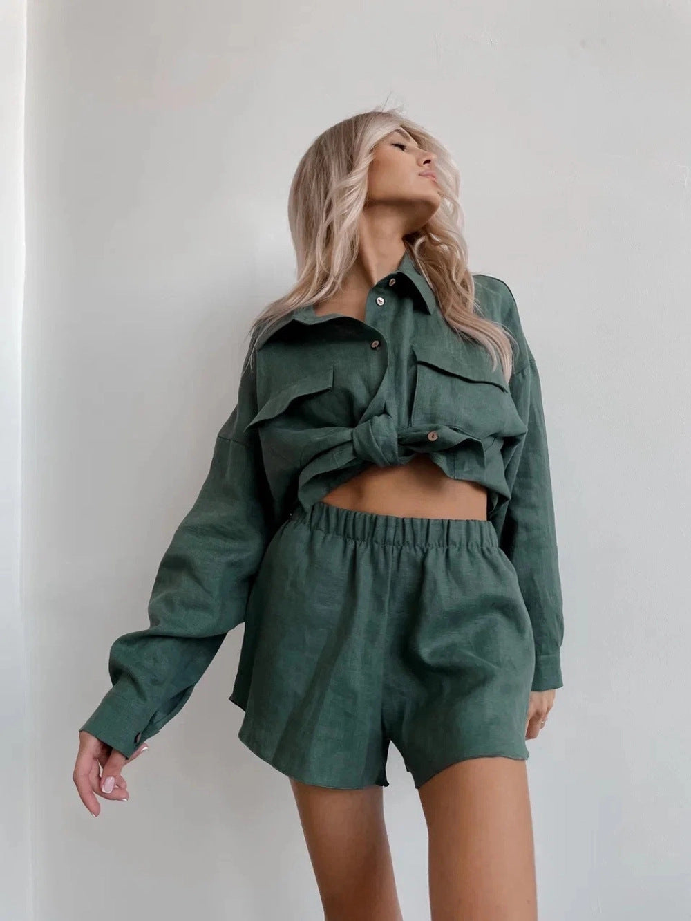Kvinnelig elegant loungewear-sett laget av lett lin med feminin silhuett Skjora