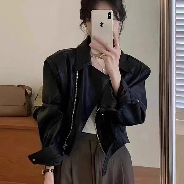 Kvinne Cropped Skinnjakke i Stilig Biker Design med Asymmetrisk Glidelås og Myke Materialer