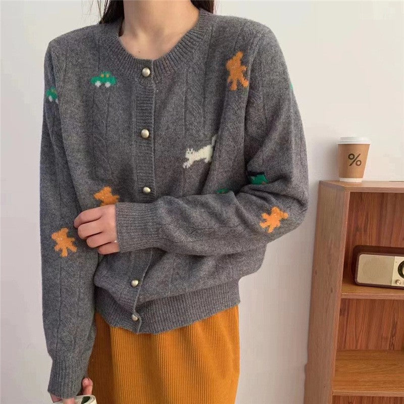 Kvinnens koselige strikkede cardigan med leken design og praktiske knapper Skjora