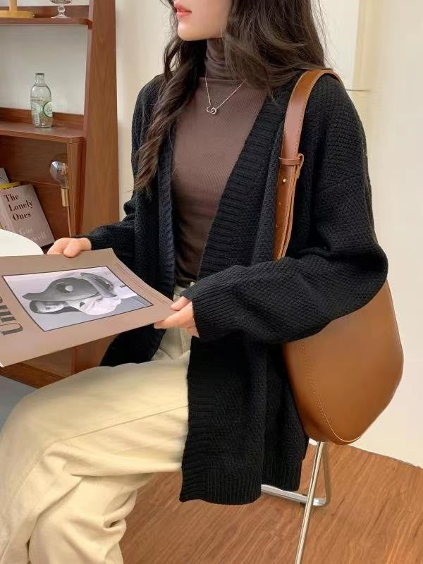 Kvinnens avslappede strikk cardigan med oversized snitt og spesielle teksturer Skjora