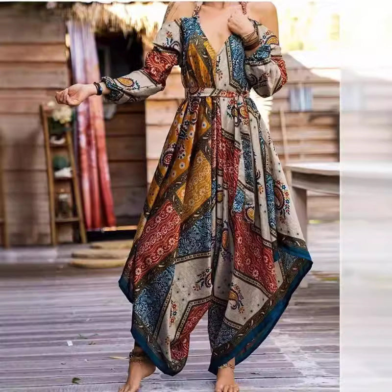 Dame Langt omslagkjole med lekent mønster og off-shoulder design Skjora
