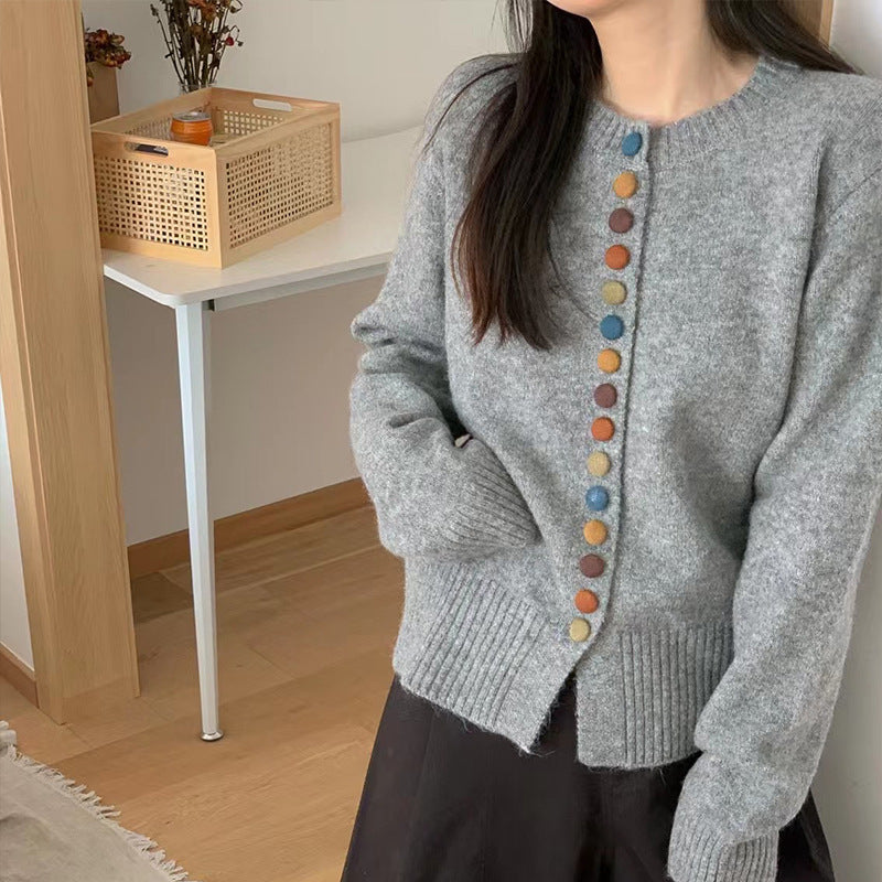 Kvinne cardigan med fargerike knappedetaljer og mykt filtet materiale Skjora