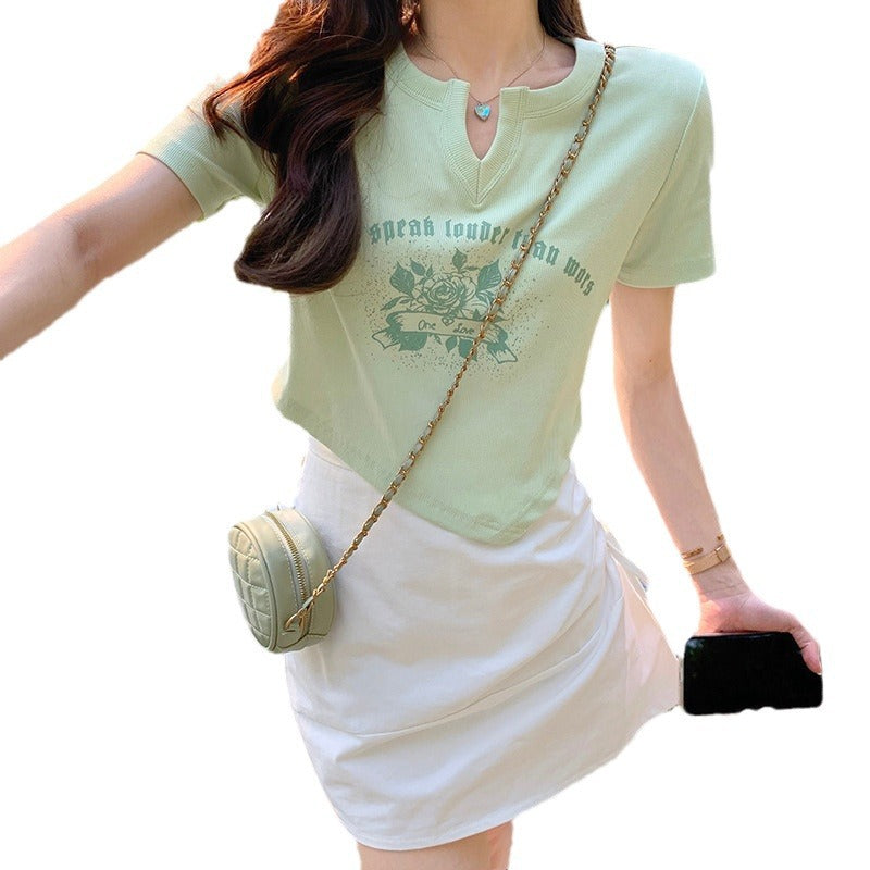 Kvinnes kortermet skjorte med elegant knappedesign og kreativ grafisk trykk