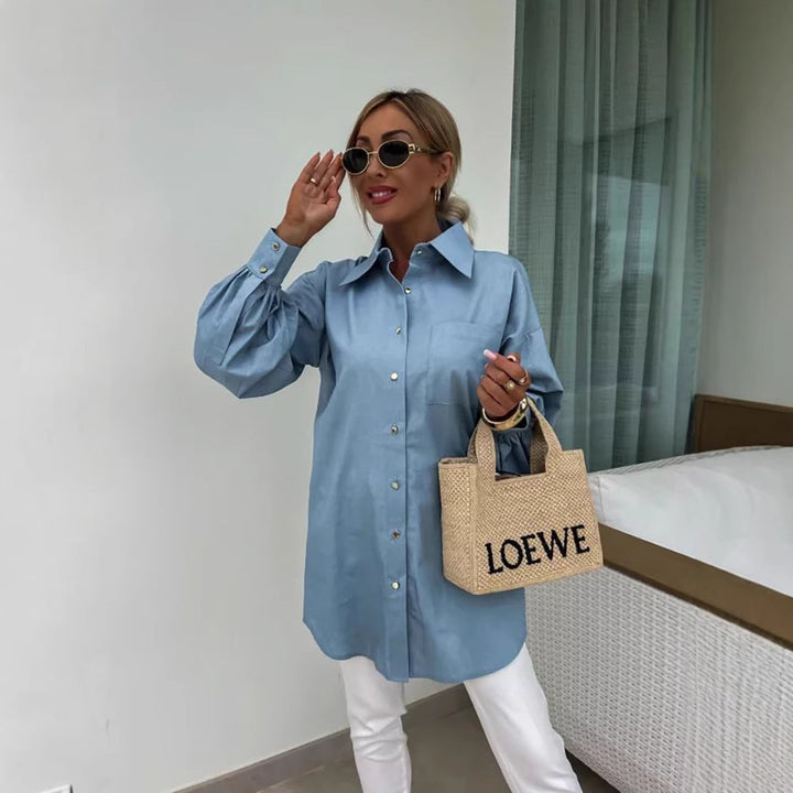 Kvinnes klassiske oversized blouse med knappedetaljer og brystlomme Skjora