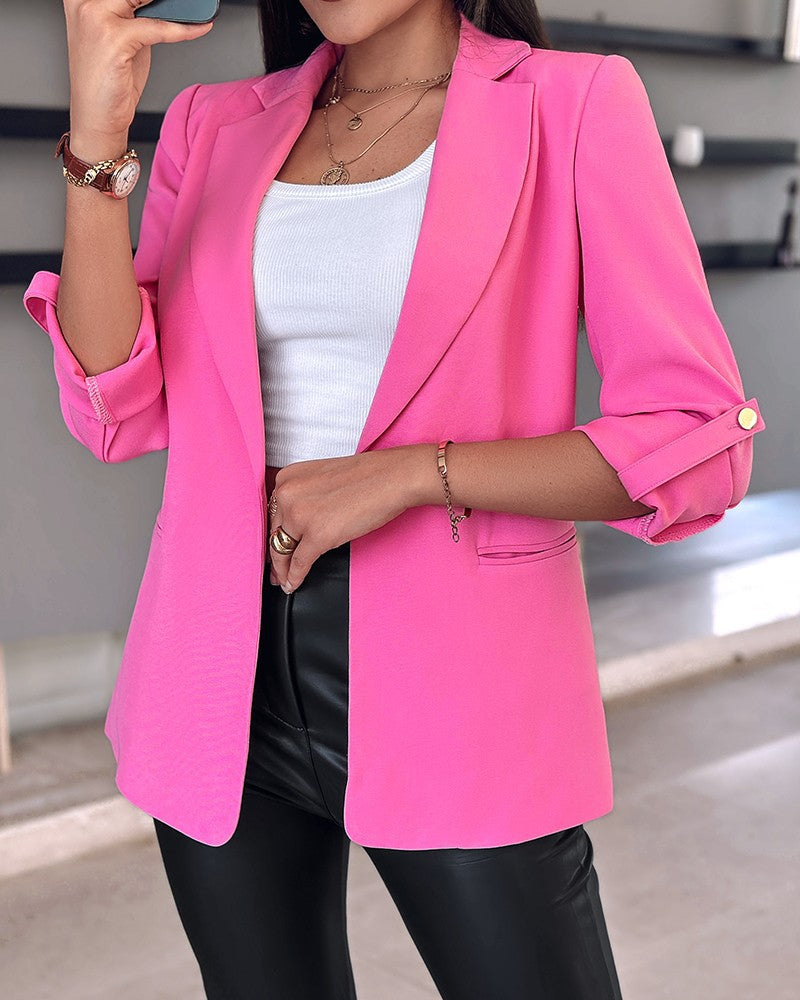 Kvinnelig elegant blazer med høyhalset snitt og fashionable knappdetaljer Skjora