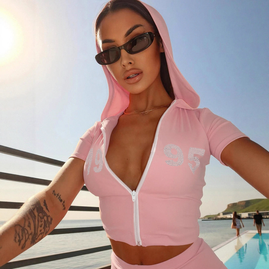 Dame sporty todelt sett med hettegenser og korte shorts Skjora