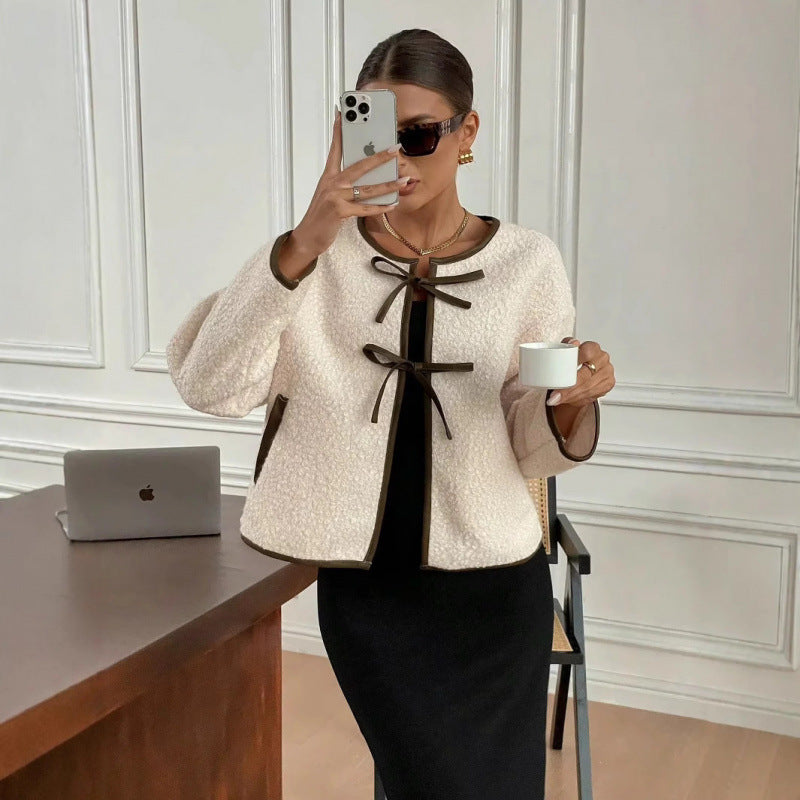 Dame fritids teppejakke med dekorativt bånd og elegante lommer Skjora