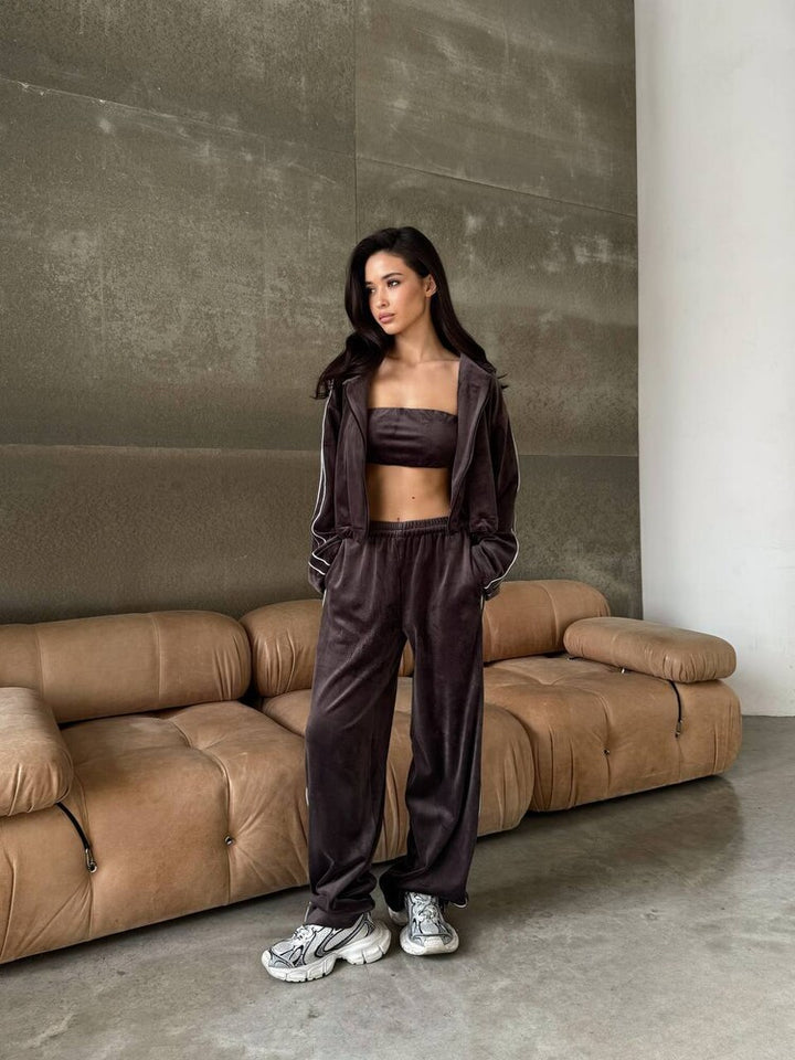 Kvinneluxus velour loungewear-sett med cropped topp og bred passform Skjora
