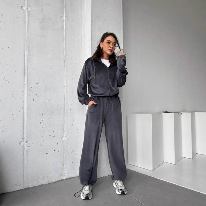 Kvinnelig fleece treningsdrakt med praktiske lommer og avslappet snitt