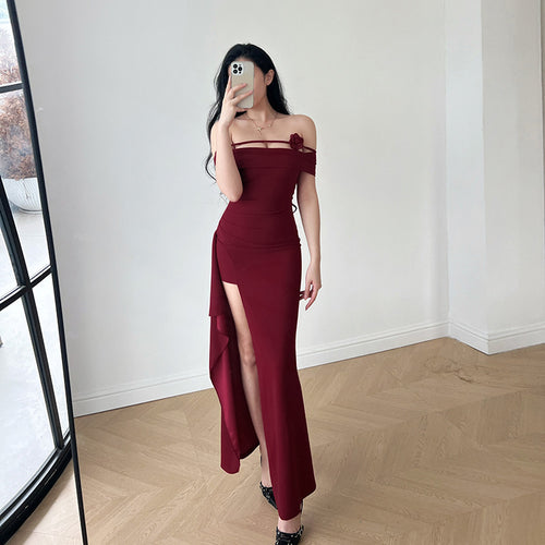 Kvinne elegant av skulderen maxi kjole med sofistikert snitt og blomsterdetaljer