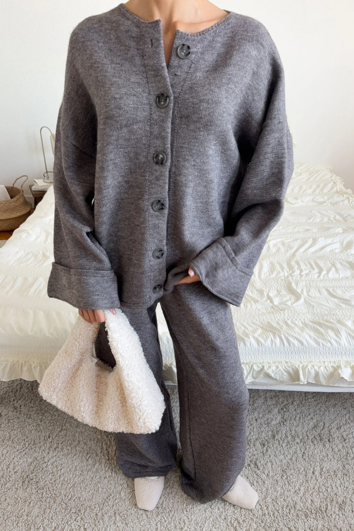 Dame avslappende strikket loungewear-sett med knappestolpe og løs passform Skjora