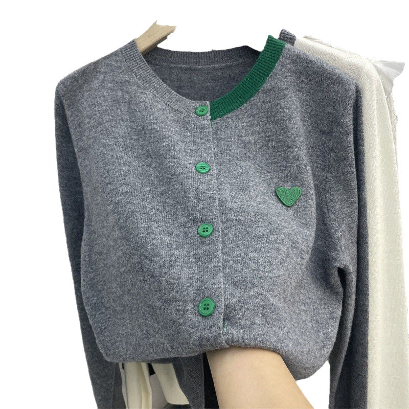 Dame cardigan med kontrasterende detaljer og elegant hjerteapplikasjon Skjora