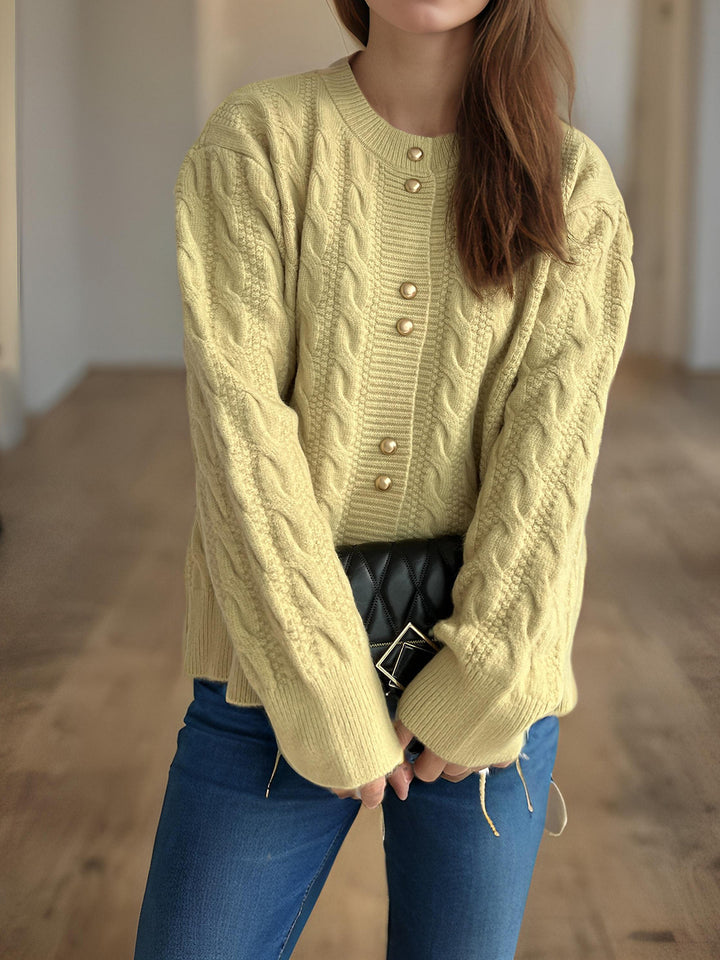 Dame chunky strikket cardigan med dekorative knapper og kabelmønster Skjora
