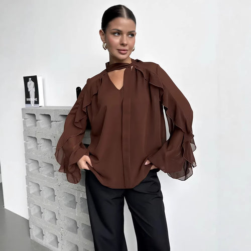 Kvinne chiffon bluse med volanger og moderne utringning Skjora