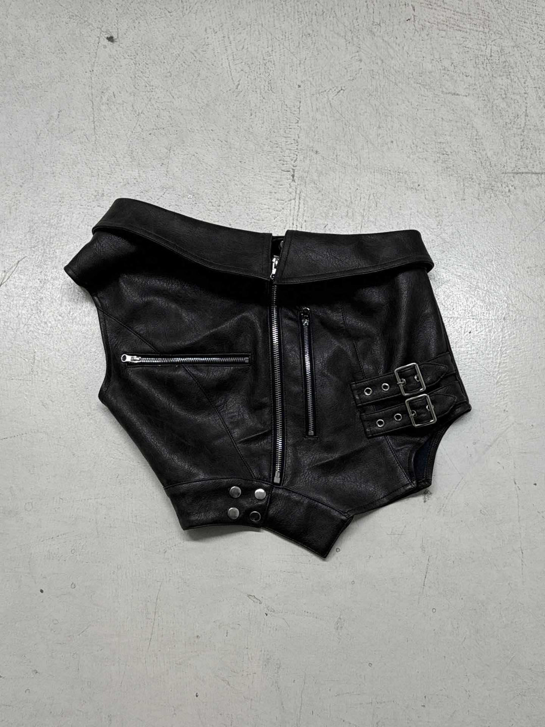 Damer tettsittende kunstskinn hotpants med justerbare spenner Skjora