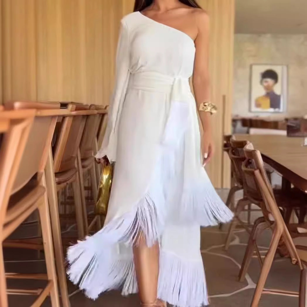Dame Elegant Maxi Kjole med Asymmetrisk Design og Frynsete Detaljer