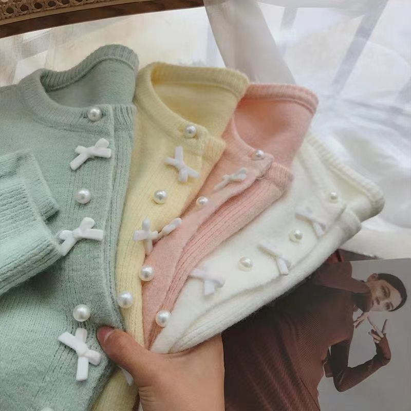 Kvinnens koselige cardigan med perleknapper og delikat design Skjora
