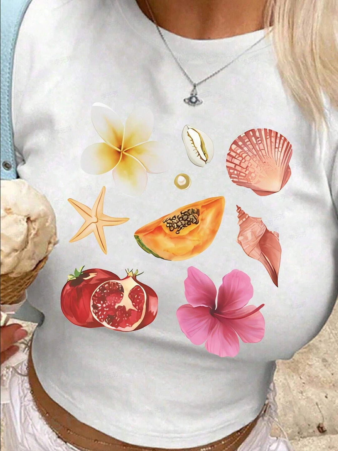 Dame Crop-T-skjorte med iøynefallende grafisk design og frekt statementskrift Skjora