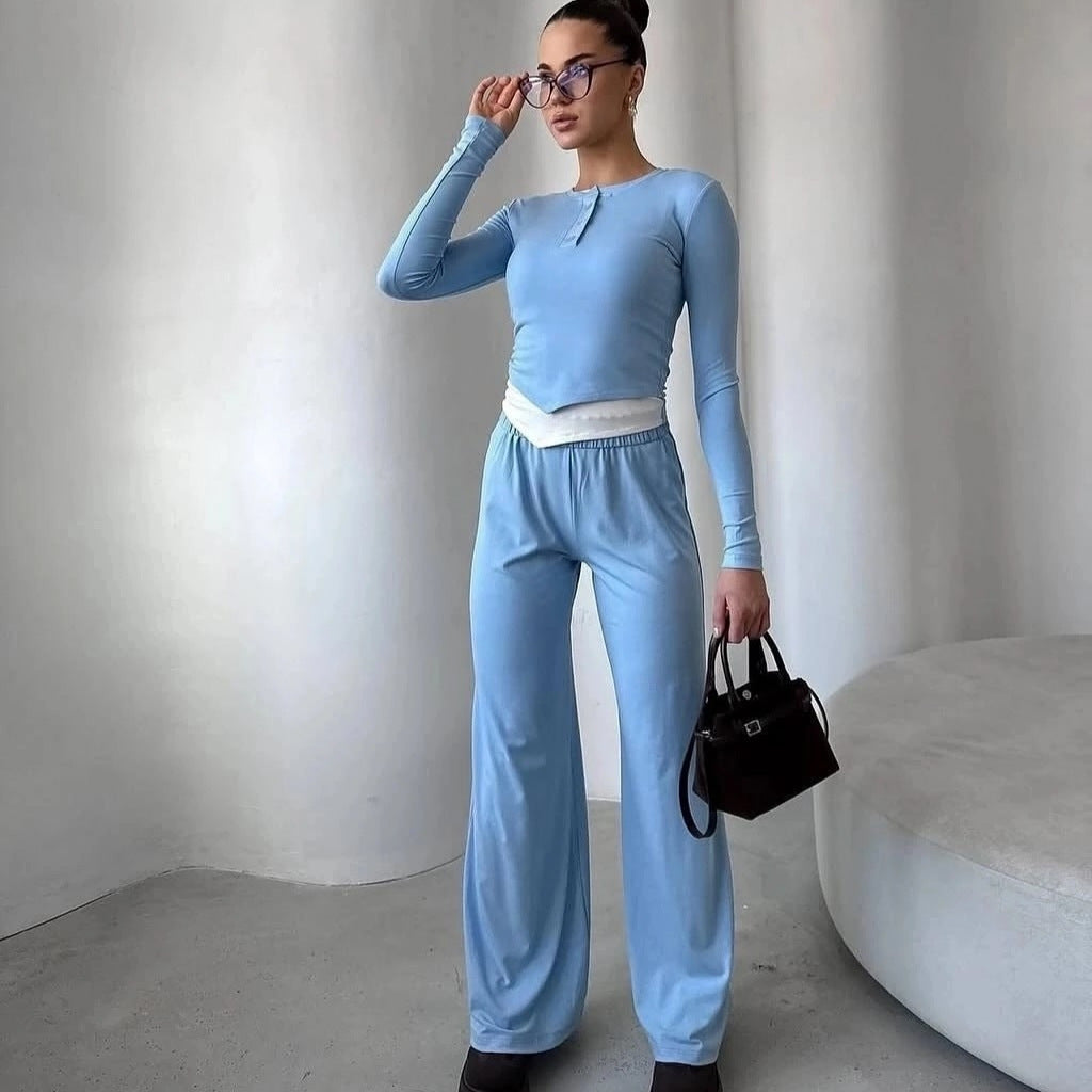 Kvinnens komfortable lounge-sett med klassisk krage og løs passform
