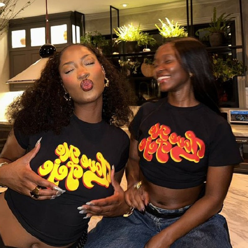 Dame Crop-T-skjorte med kreativ tekst og moderne design Skjora