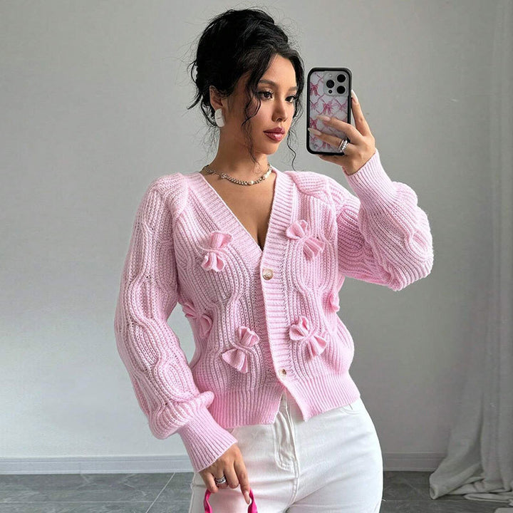 Kvinne cardigan med blomsterrelieffdesign og knappable detaljer Skjora
