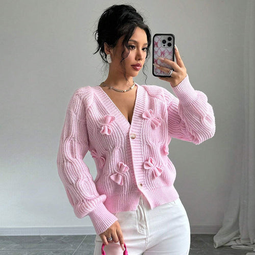 Kvinne cardigan med blomsterrelieffdesign og knappable detaljer Skjora