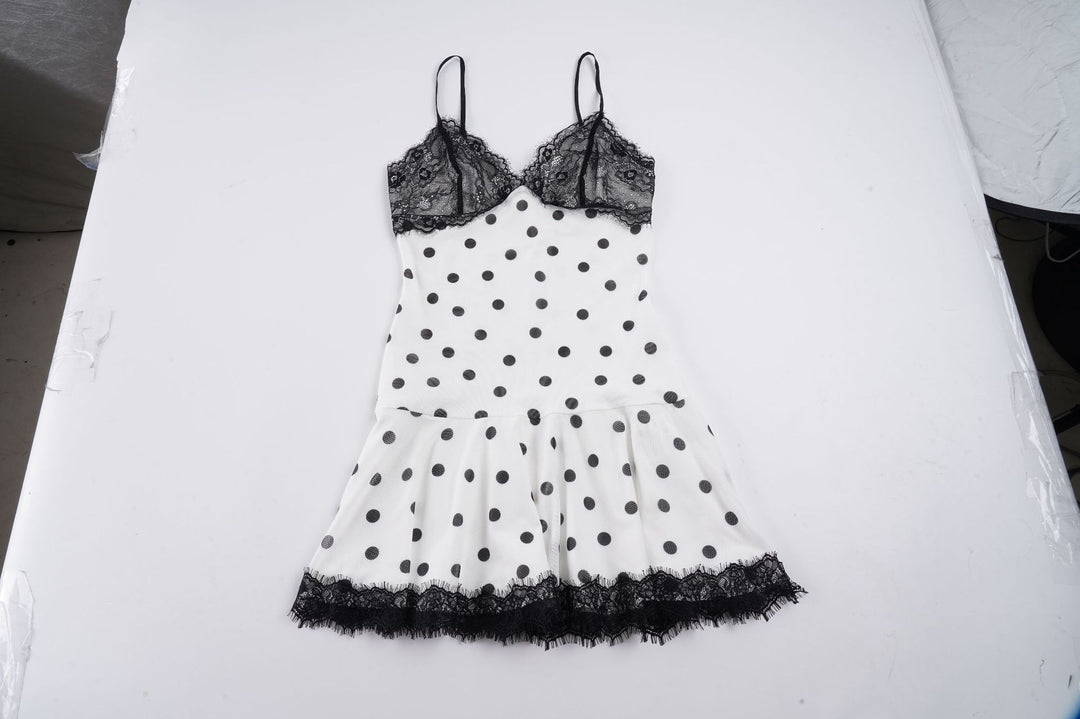 Dame nattskjorte med høykvalitets spiss og leken prikkemønster Skjora