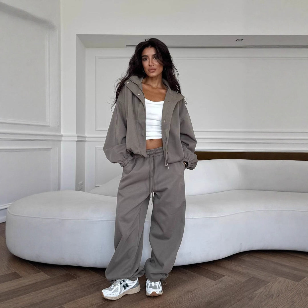 Kvinne casual to-delt sett med kort hoodie og komfortable joggebukser Skjora