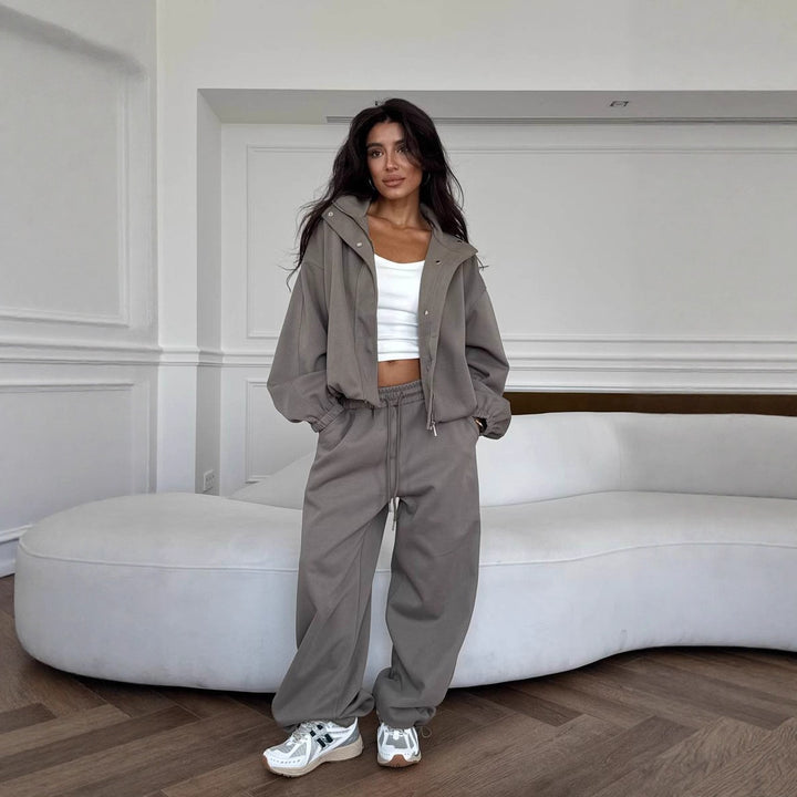 Kvinne casual to-delt sett med kort hoodie og komfortable joggebukser Skjora