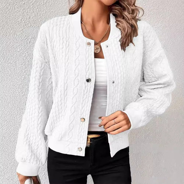 Kvinnens cardigan med elegant flette strikk mønster og trykknapp lukking Skjora
