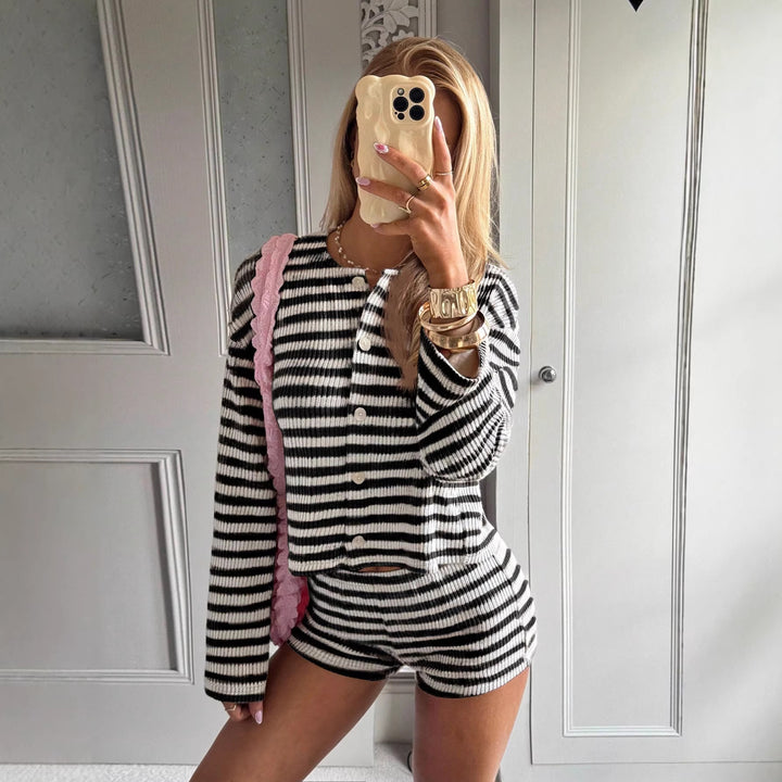 Kvinnens uformelle korte drakt med knappe detaljer og elegant ribbedesign