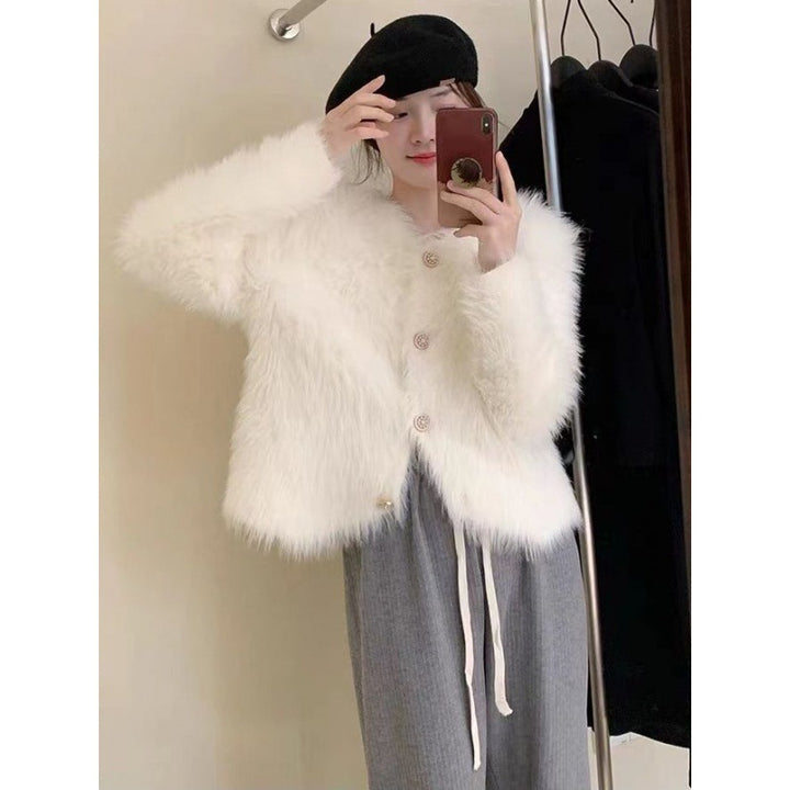Kvinnes fluffy kort jakke med elegante knappedetaljer Skjora
