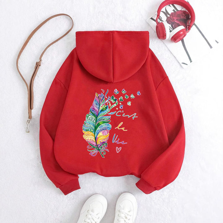 Dame avslappet hettegenser med fargerikt fjærdesign og inspirerende tekst Skjora