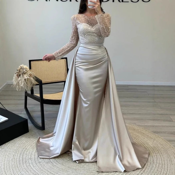 Kvinnelig Elegant Kveldskjole med Glitterdetaljer og Flytende Stoff