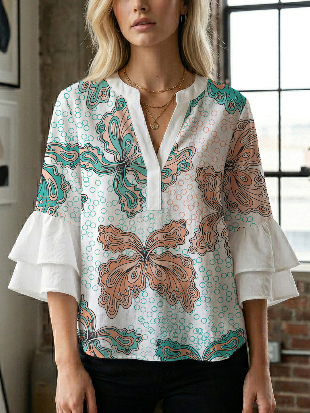 Damebluse med voluminøse puffermer og kreativt blomstermønster Skjora