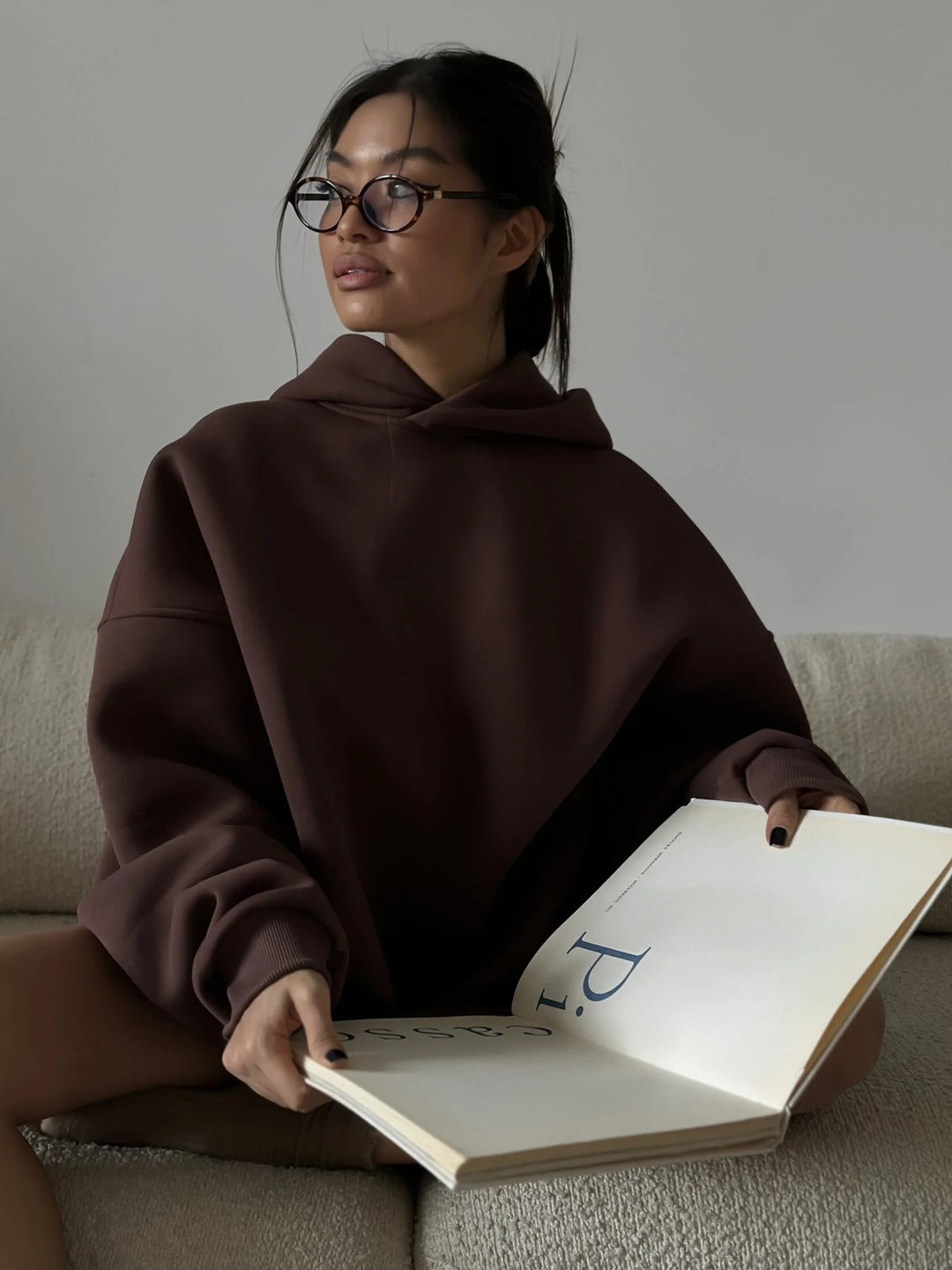 Dames oversized hoodie met diepe uitsnijding en praktische zakken Skjora