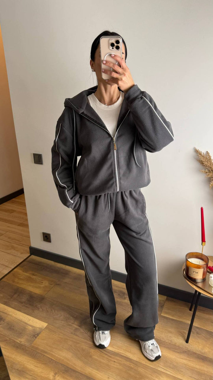 Kvinnelig sporty fleece treningsdrakt sett med glidelås og sidestrimler Skjora