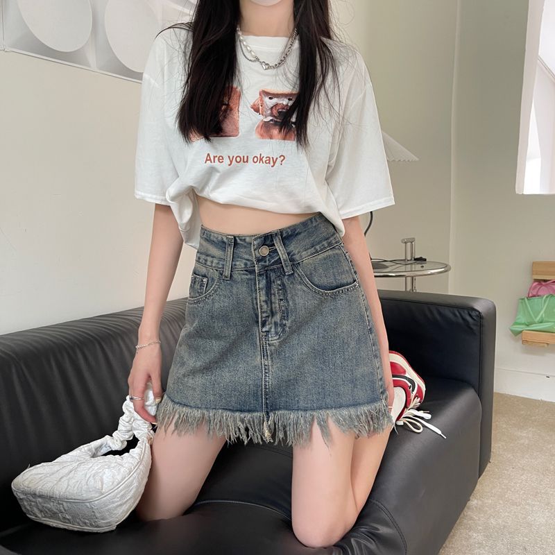 Kvinne denimmshorts med frynset kant og høy livlinje