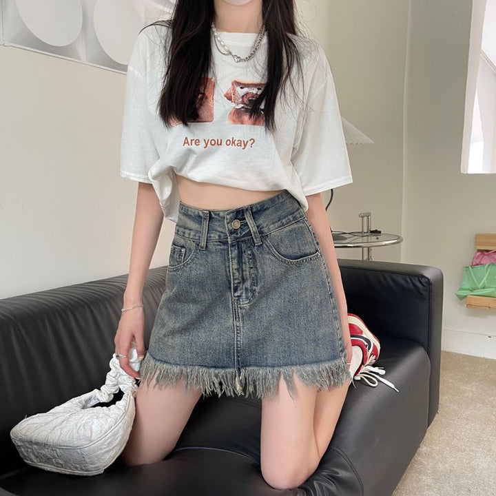 Kvinne denimmshorts med frynset kant og høy livlinje