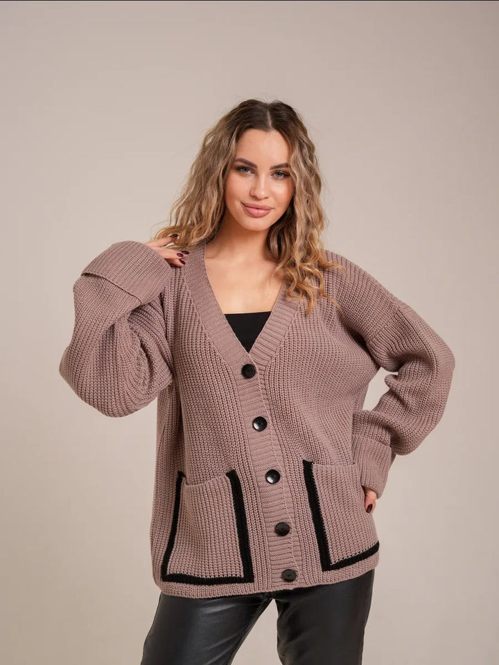 Kvinnens chunky strikket cardigan med praktiske lapp-lommer og elegant knappelukking Skjora