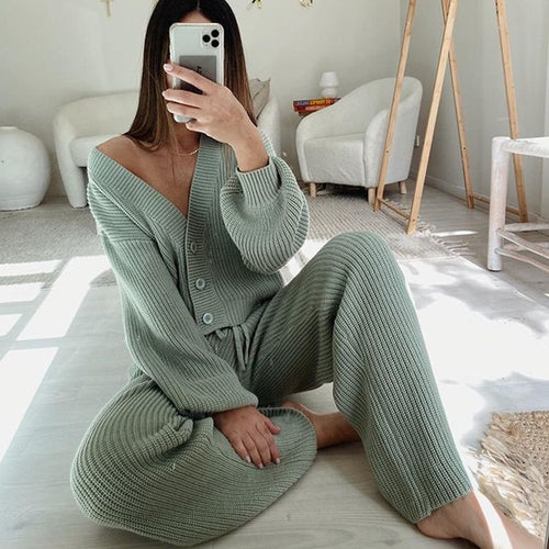 Kvinnens strikkede lounge sett med cropped topp og vide bukser Skjora