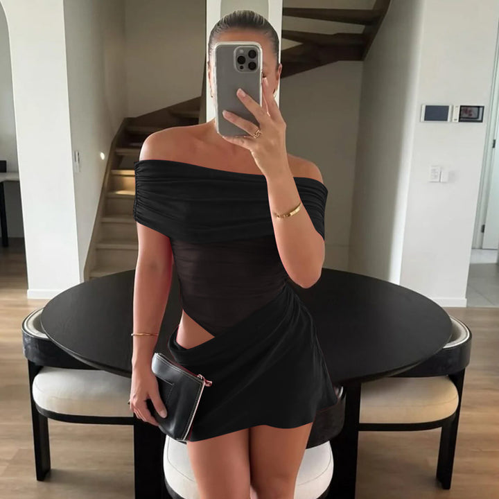 Kvinnes Off-Shoulder Mini Kjole med Figur-Omfavnende Volangdesign og Asymmetrisk Kant
