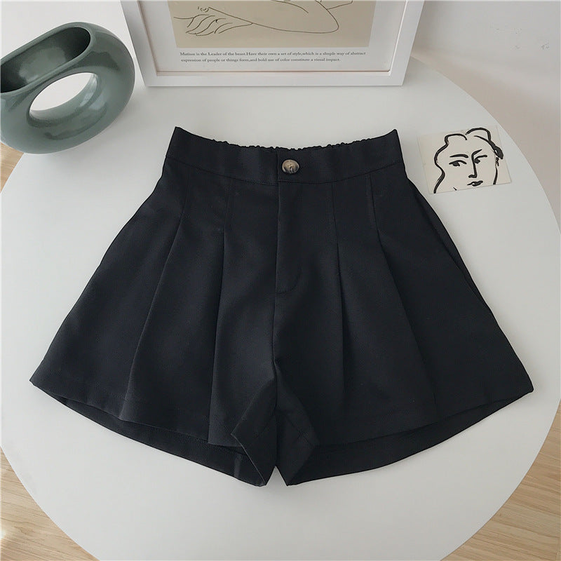 Kvinne elegante shorts med folder og knappedetalj