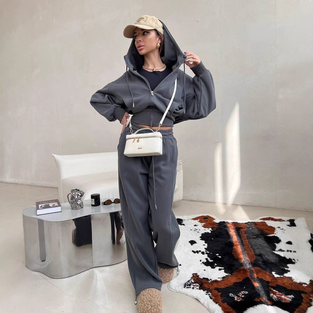 Dame casual og fashionable fritidssett med cropped hoodie og vide bukser Skjora